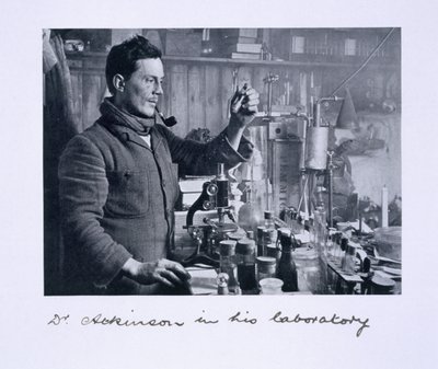 Dr. Atkinson i hans laboratorium, fra 